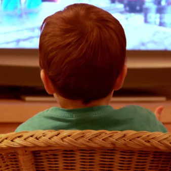 تاثیرات تماشای بیش از حد تلویزیون در کودکان